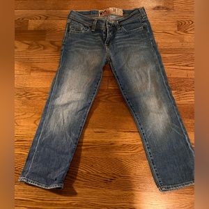 Adorable Hollister cropped jeans lightly worn , size 5